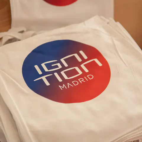 Bolsas de tela con el logo de Ignition Madrid.