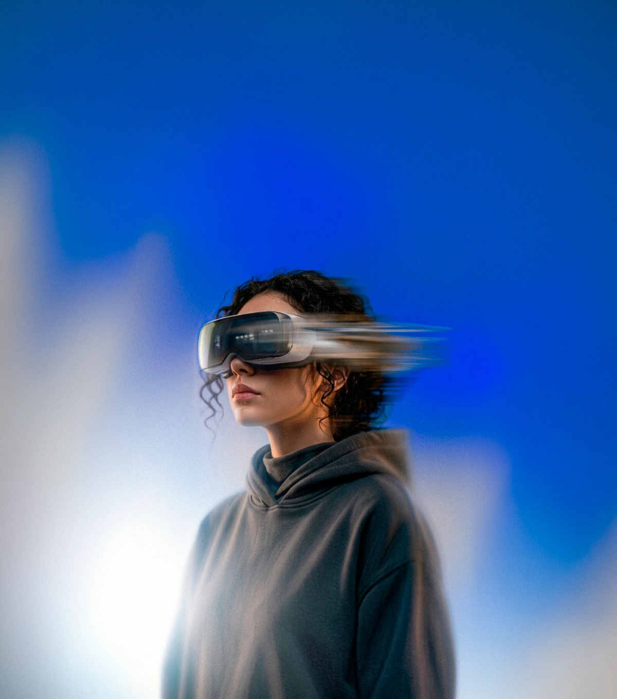 Joven con gafas de realidad virtual