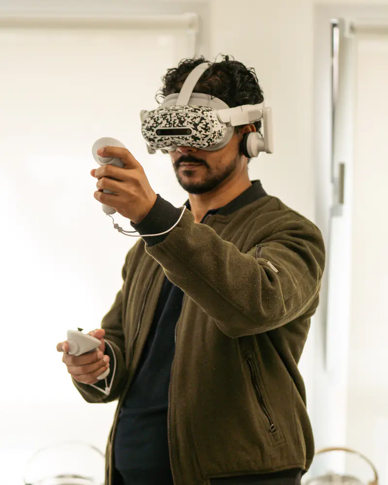 Un asistente con gafas de realidad virtual y los mandos en la mano en Ignition Madrid 2025.