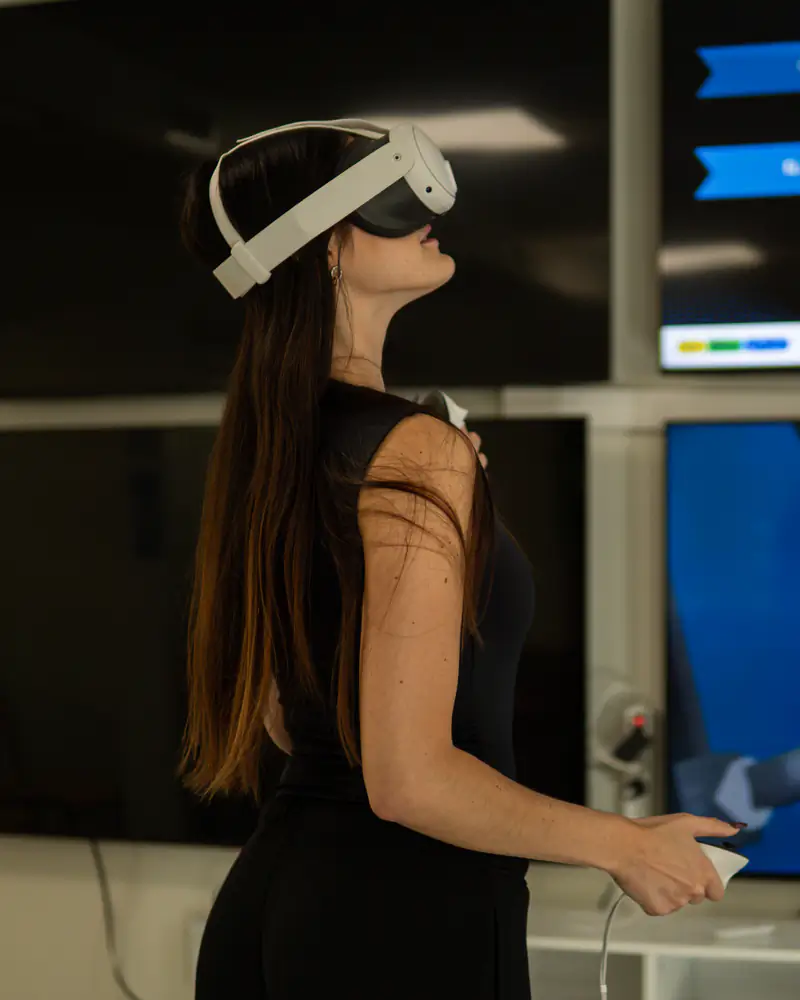 Una asistente prueba unas gafas de realidad virtual en Ignition Madrid 2025.
